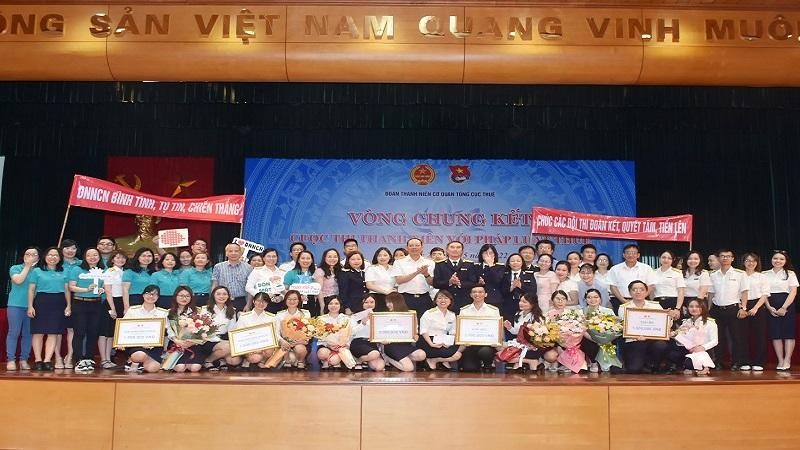 Phó Tổng cục trưởng Vũ Xuân Bách chụp ảnh lưu niệm với các đại biểu, Ban giám khảo và toàn thể các thí sinh