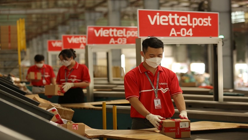 Hoạt động tại Băng chuyền chia chọn của Viettel Post.