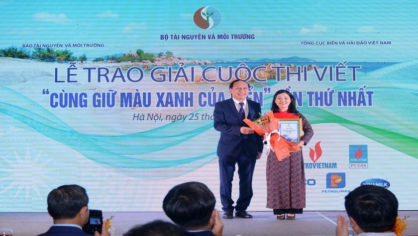 Bí thư Đảng ủy, Thứ trưởng Bộ TN&MT Lê Công Thành trao Giải Nhất của cuộc thi cho Nhà văn, nhà báo Mai Lữ (Lữ Thị Mai) đến từ Báo Nhân dân với tác phẩm “Thở đi nào biển ơi” 