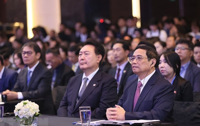 Thủ tướng Phạm Minh Chính cùng Tổng thống Hàn Quốc Yoon Suk Yeol dự Diễn đàn DN Việt Nam - Hàn Quốc. Ảnh: TTXVN