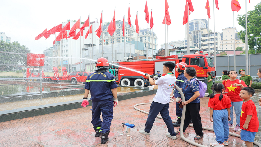 Trải nghiệm kỹ năng chữa cháy và thoát nạn trên các phương tiện phòng cháy chữa cháy chuyên dụng