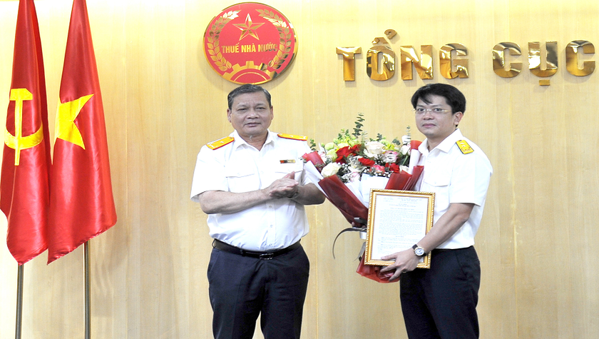 Phó Tổng cục trưởng Tổng cục Thuế Phi Vân Tuấn (trái) trao Quyết định bổ nhiệm Phó Chánh Văn phòng cho ông Nguyễn Tiến Quỳnh. (Ảnh: Thanh Hải)