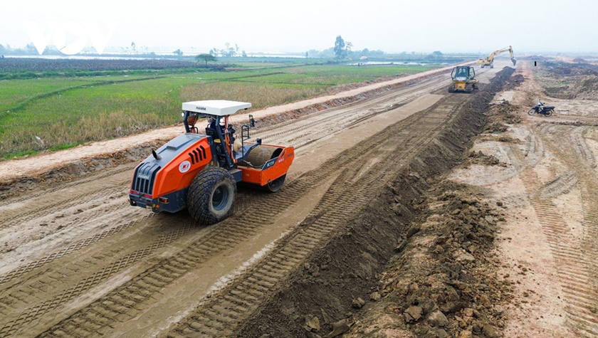 Thi công dự án tuyến đường Vành đai 4 - Vùng Thủ đô đoạn qua huyện Mê Linh. (ảnh: VOV)