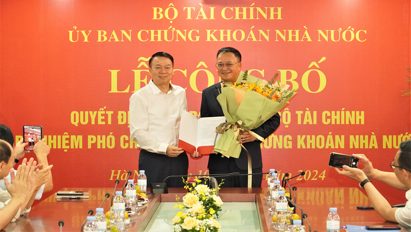Thứ trưởng Bộ Tài chính Nguyễn Đức Chi trao Quyết định bổ nhiệm đồng chí Bùi Hoàng Hải giữ chức vụ Phó Chủ tịch UBCKNN. Ảnh: TT&QHCC