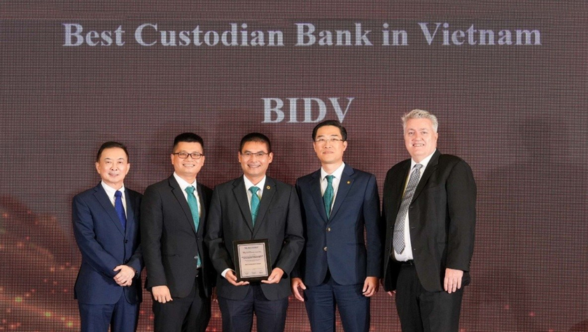 Đại diện BIDV nhận giải thưởng“Best Custodian Bank in Vietnam 2024”.