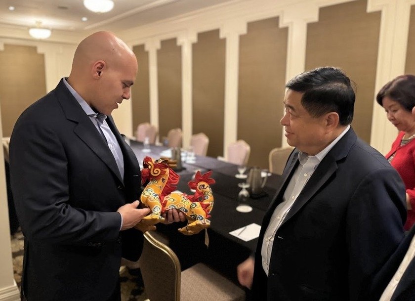 Bộ trưởng Nguyễn Chí Dũng tặng quà là sản phẩm thủ công do người khuyết tật làm trong buổi làm việc với Giám đốc Quan hệ Chính phủ và Chính sách khu vực công, Tập đoàn Google.