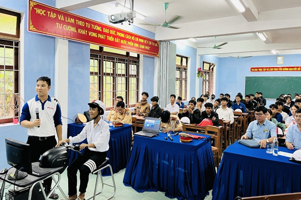 HEAD Lộc Thịnh hướng dẫn học viên thực hành trên máy RT