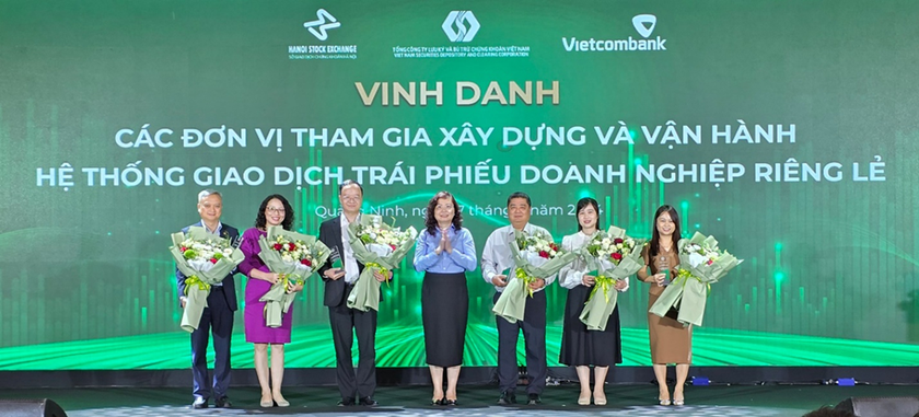 Bà Vũ Thị Chân Phương - Chủ tịch UBCKNN tặng hoa vinh danh các đơn vị tham gia xây dựng và vận hành Hệ thống giao dịch TPDN riêng lẻ.