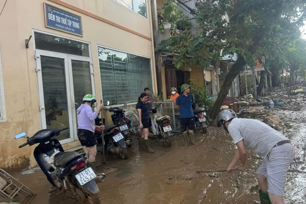 Cục Thuế tỉnh Yên Bái huy động lực lượng dọn vệ sinh sau bão. (Ảnh: thuenhanuoc)