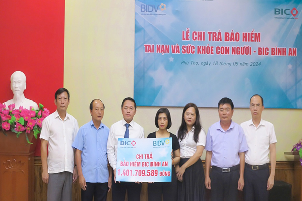 Đại diện Ngân hàng Nhà nước chi nhánh tỉnh Phú Thọ, Chính quyền địa phương, Chi nhánh BIDV Hùng Vương và BIC trao tiền bảo hiểm cho thân nhân khách hàng.