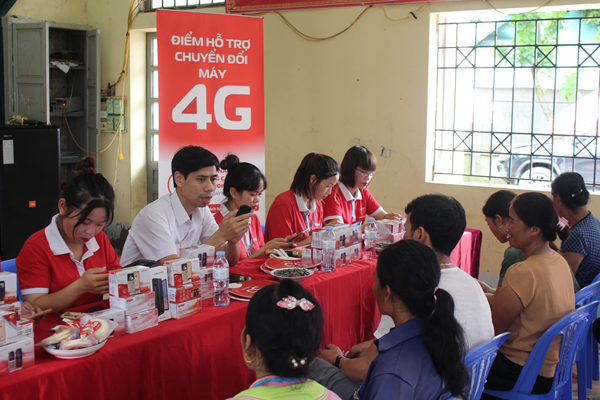 Viettel triển khai hỗ trợ chuyển đổi miễn phí máy 4G cho người dân.