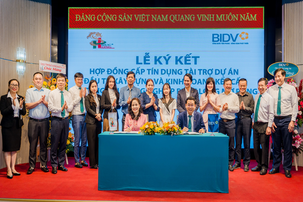 Ông Võ Minh Dũng – Giám đốc BIDV Long An và bà Ninh Thị Bích Thùy - Chủ tịch HĐTV Công ty Phúc Long, đại diện hai đơn vị ký kết hợp đồng tín dụng.