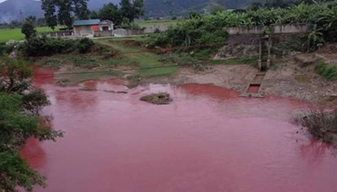 Việc người dân đổ thùng phẩm màu để in vàng mã đã khiến cả dòng suối chuyển thành màu đỏ máu.