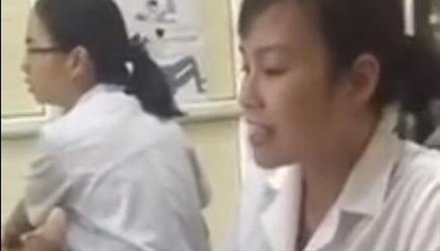 Điều dưỡng Nguyễn Thị Hồng Nhung đã có lời lẽ xúc phạm bệnh nhân đến hút thai - Ảnh cắt từ clip