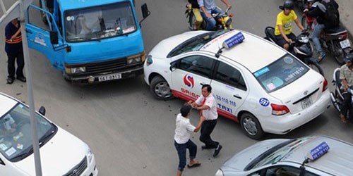 Chỉ vì va chạm nhỏ, người ta sẵn sàng lao vào “ăn thua đủ”, thậm chí đoạt mạng của nhau. (Trong ảnh: Chỉ vì giành đường dẫn đến va quệt, lái xe taxi và xe tải lao vào ẩu đả làm tắc cả tuyến đường Hồng Hà, TP. HCM)