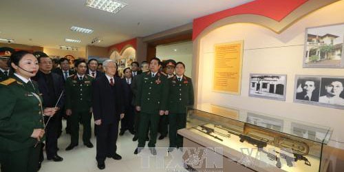 Tổng Bí thư Nguyễn Phú Trọng, Bí thư Quân uỷ Trung ương thăm phòng truyền thống của Bộ Tư lệnh Thủ đô Hà Nội. Ảnh: TTXVN