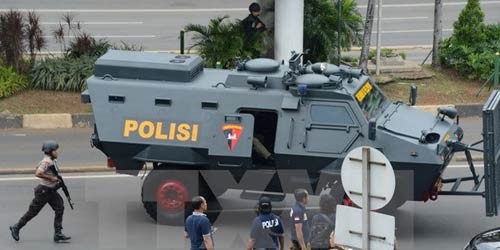 Lực lượng an ninh Indonesia triển khai trên một đường phố ở Jakarta sau vụ nổ. (Ảnh: AFP)