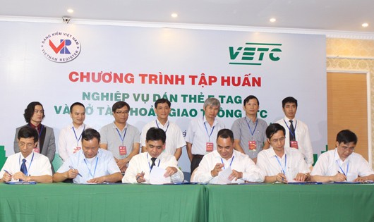 TASCO - VETC  và các trung tâm đăng kiểm phía Bắc ký hợp đồng dán E-Tag.