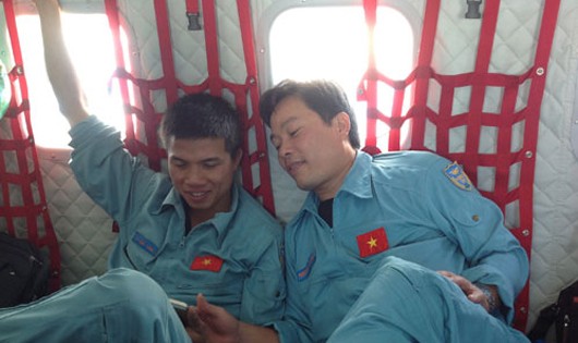 Thiếu tá Nguyễn Văn Chính (phải) cùng trung úy Lê Đức Lam - hai thành viên phi hành đoàn CASA 8983. 