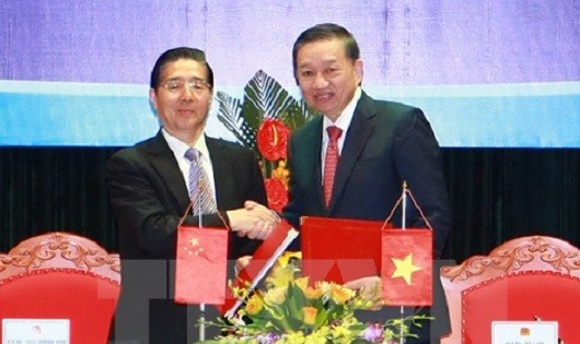 Bộ trưởng Bộ Công an Tô Lâm và Bộ trưởng Bộ Công an Trung Quốc Quách Thanh Côn tại lễ ký kết Bản ghi nhớ kết quả hội nghị. (Ảnh: TTX)