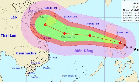 Vị trí tâm bão và đường đi bão Sarika lúc 17h hôm nay, 15/10.