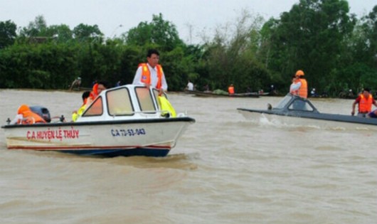 Các lực lượng tìm kiếm người mất tích tại Sơn Thủy, Lệ Thủy. Ảnh: Báo Quảng Bình.