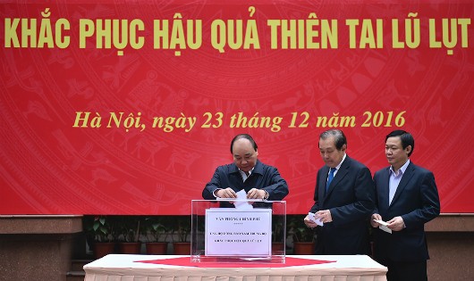 Thủ tướng và các Phó Thủ tướng quyên góp ủng hộ đồng bào nam miền Trung khắc phục hậu quả thiên tai. Ảnh: VGP/Quang Hiếu