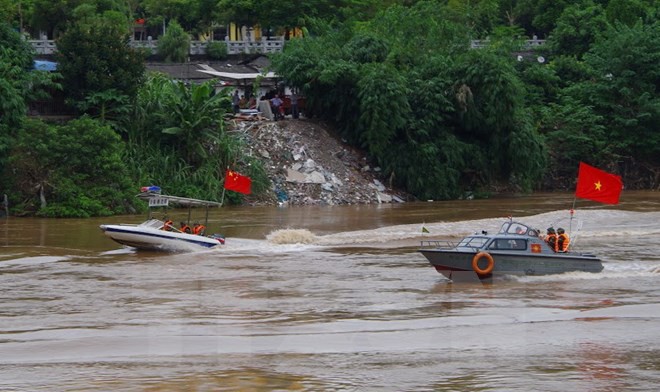 Lực lượng biên phòng hai bên tuần tra chung trên sông Hồng. (Ảnh: Hồng Ninh/TTXVN)