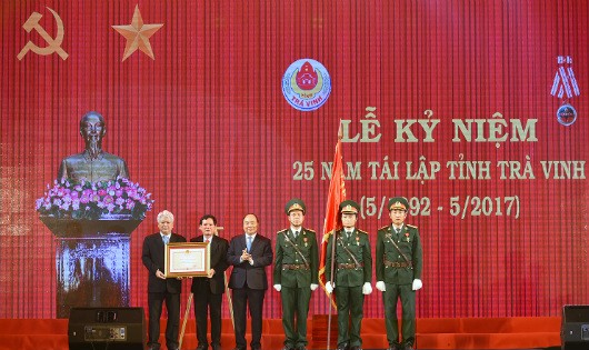 Thủ tướng Nguyễn Xuân Phúc trao Huân chương Độc lập hạng Nhất cho nhân dân và cán bộ tỉnh Trà Vinh.