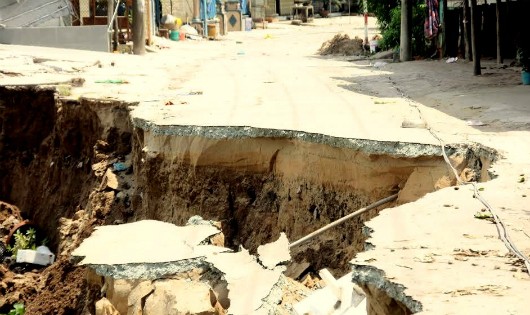 Cận cảnh vụ sạt lở trên sông Vàm Nao.