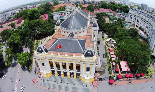 Nhà hát lớn Hà Nội nằm ngay đầu phố Tràng Tiền, cách không xa hồ Hoàn Kiếm và bảo tàng Lịch sử Việt Nam. Ảnh: Giang Huy.