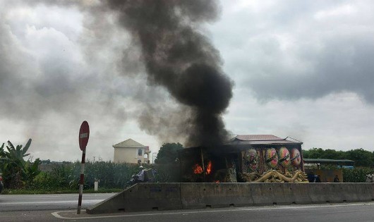 Làm rõ nguyên nhân xe tang bốc cháy ngùn ngụt giữa quốc lộ