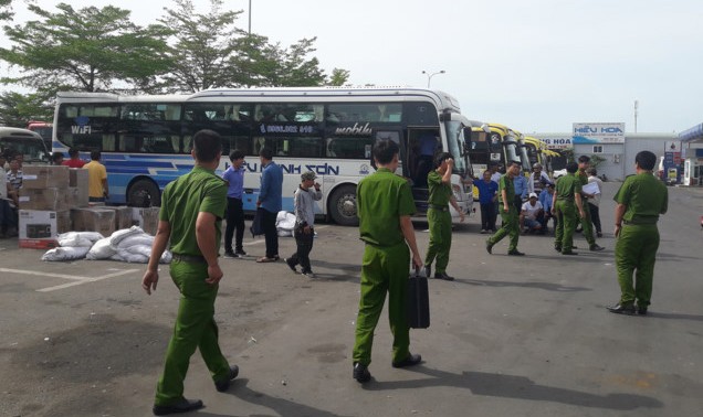 Lực lượng công an có mặt tại hiện trường để điều tra vụ việc. Ảnh: T.V.