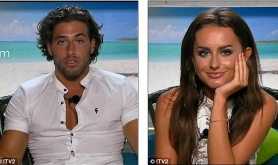 Cặp thí sinh Kem Cetinay  - Amber Davies lỡ "yêu" quá đà trong Love Island.