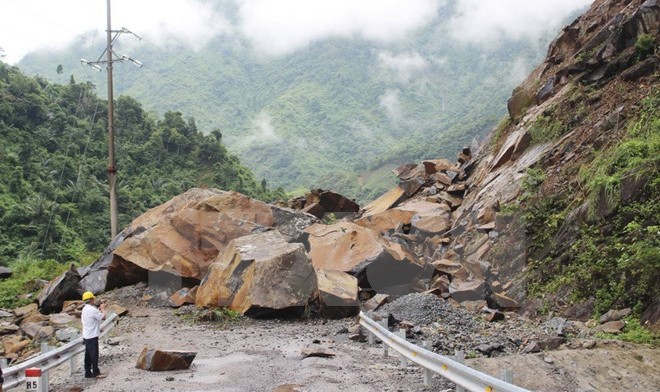 Sạt lở đá tại Km33+450, Quốc lộ 279D (đoạn huyện Mường La, Sơn La). (Ảnh: Nguyễn Cường/TTXVN)