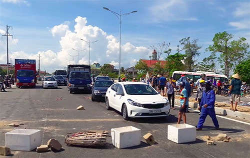 Người dân phản đối khiến giao thông qua khu vực này bị ùn tắc. Ảnh:Đức Hùng