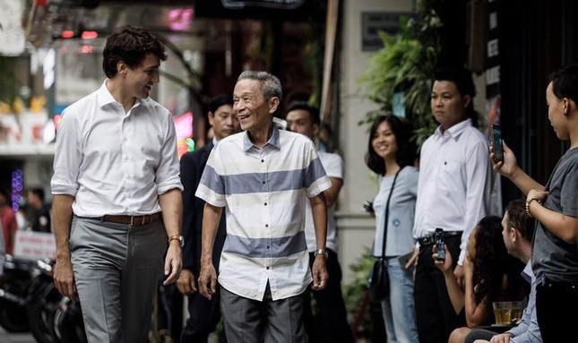 Thủ tướng Canada Justin Trudeau thoải mái   đi dạo trên đường TP HCM.