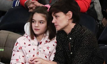 Suri Cruise và mẹ tới xem trận đấu bóng rổ hôm thứ bảy. Hai mẹ con thường xuyên đi cổ vũ cho đội bóng rổ của New York.