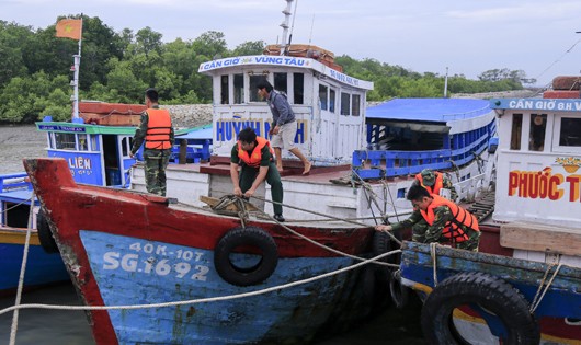 Cán bộ chiến sỹ Đồn Biên phòng Cần Thạnh giúp dân neo đậu phương tiện an toàn. Ảnh: Nguyễn Đức Thắng (Biên phòng TP HCM)