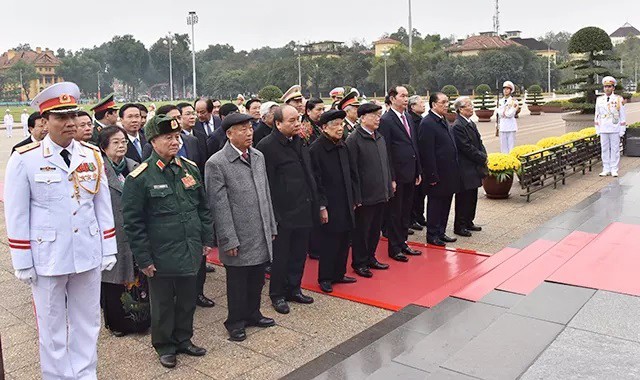 Các đồng chí lãnh đạo Đảng, Nhà nước, MTTQ Việt Nam thành kính tưởng nhớ Chủ tịch Hồ Chí Minh. Ảnh: Báo Nhân dân