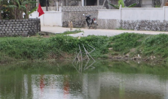 Ao làng nơi nạn nhân tử vong.