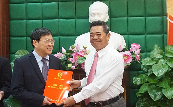Ông Lê Thanh Quang (bên phải) trao quyết định của Ban Bí thư cho ông Nguyễn Duy Bắc. Ảnh: Báo Khánh Hòa.