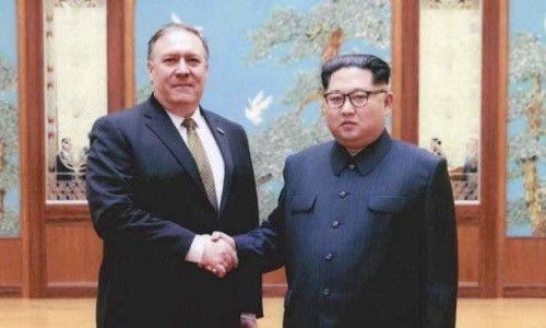 Lãnh đạo Triều Tiên Kim Jong-un và tân Ngoại trưởng Mỹ Mike Pompeo tại Bình Nhưỡng hồi cuối tháng 3. Ảnh: AFP.