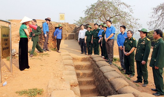 Du khách tham quan di tích lịch sử đồi A1.