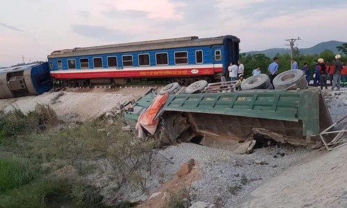 Tàu chở 400 khách bị lật sau khi tông vào xe ben, hai lái tàu thiệt mạng