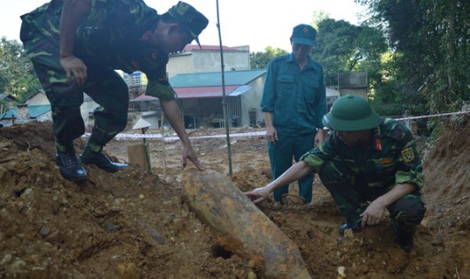 Quả bom được phát hiện sau nhà bà Thuyến.