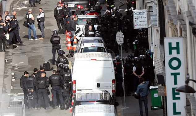 Cảnh sát Pháp bên ngoài tòa nhà nơi phần tử vũ trang bắt giữ con tin. (Nguồn: dailymail.co.uk)