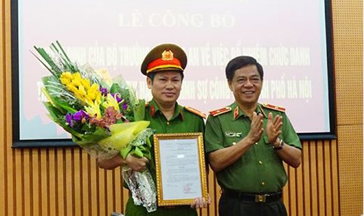 Thiếu tướng Đoàn Duy Khương,Giám đốc CATP trao quyết định và chúc mừng Đại tá Nguyễn Văn Viện. Ảnh: Báo ANTĐ