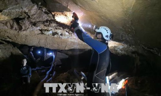 Lực lượng cứu hộ tìm cách giải cứu các thành viên đội bóng thiếu niên mắc kẹt bên trong hang Tham Luang ở tỉnh Chiang Rai, Thái Lan ngày 3/7. Ảnh: THX/ TTXVN