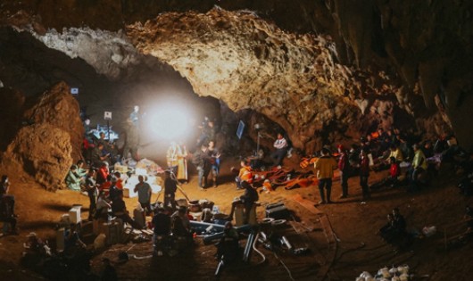 Bên trong hang Tham Luang. Ảnh: Thaipbs.